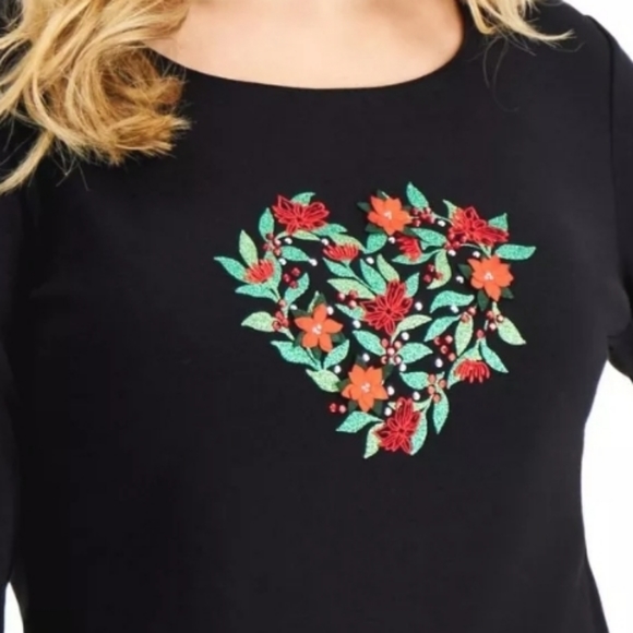 Karen Scott Graphic Christmas Wreath Poinsettia Heart Medium T-shirt Black - Picture 1 of 5